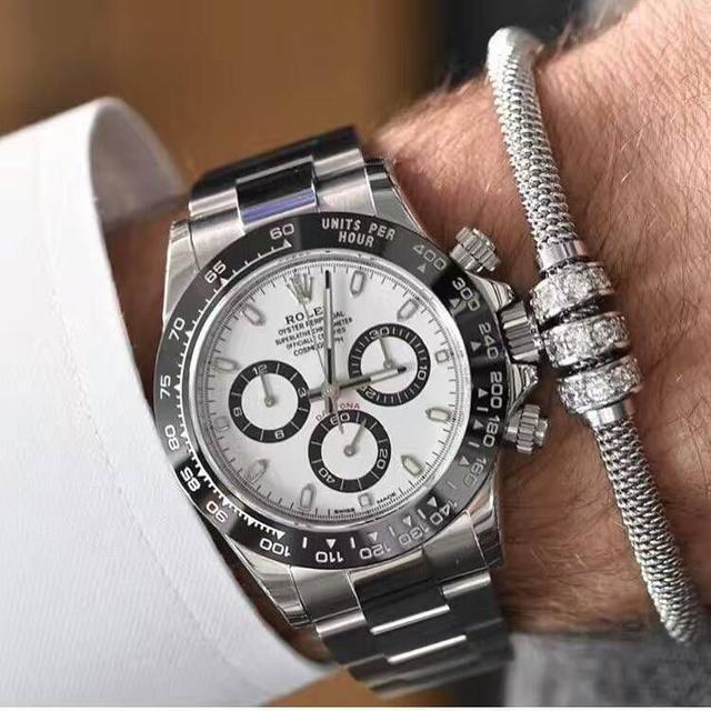 Wearinf feeling of copy Daytona watches with white dials is great.