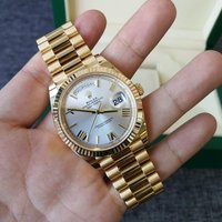 Day-Date fake watches with golden cases are the most classical.