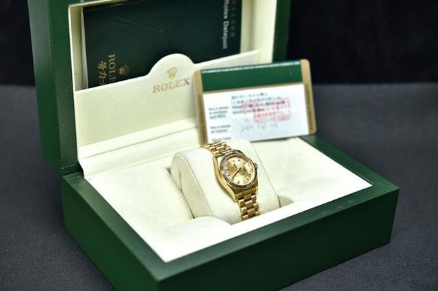 Golden Rolex fake watches are quite popular.