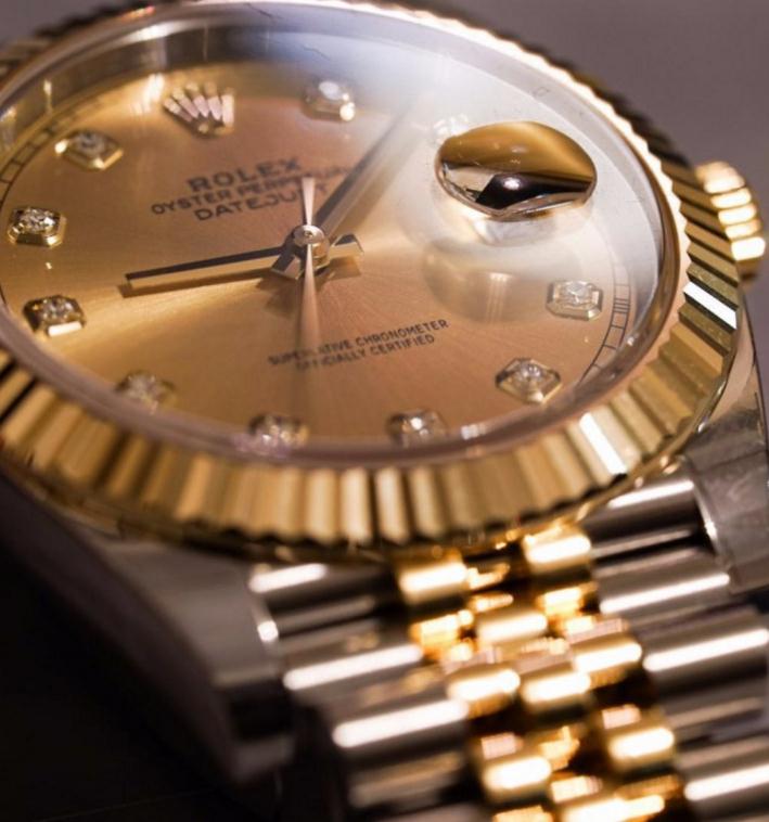 Copy Rolex watches with golden dials are classical.