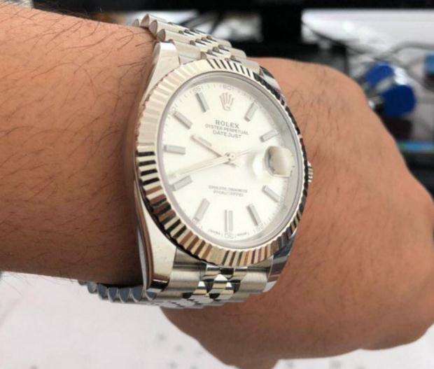 The design of Datejust fake watches with steel cases is classical.