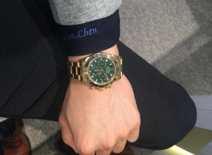 Replica Rolex watches with green dials are hot-selling.