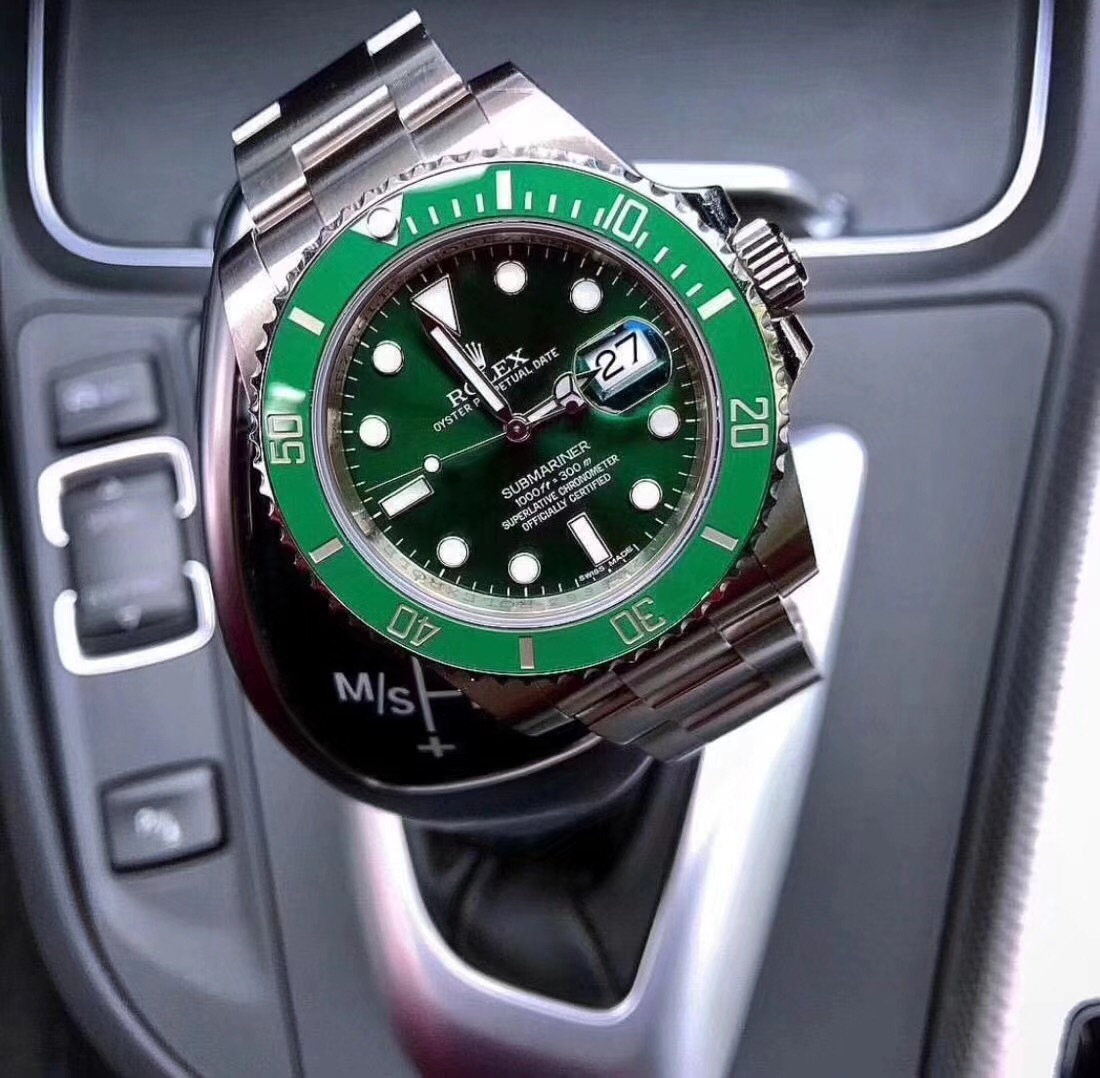 Fake Rolex watches with green bezels are fashionable.