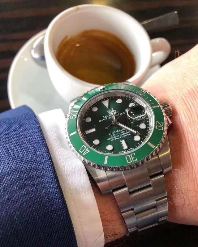 Fake Rolex watches with green dials are outstanding.