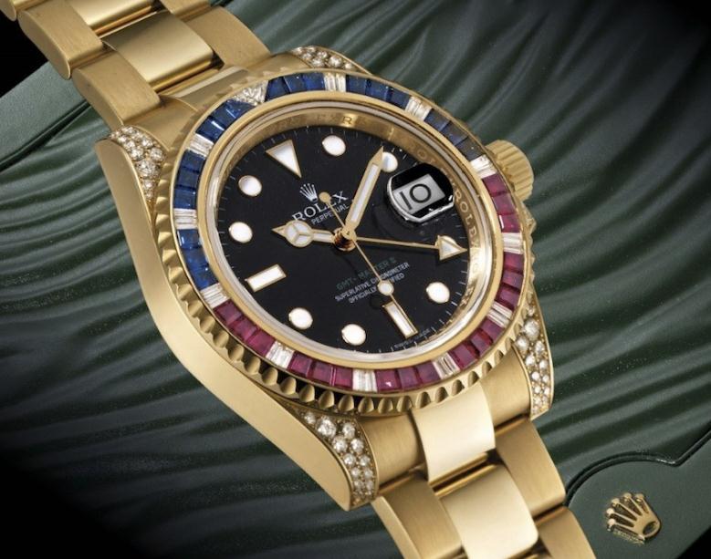 The 18ct gold replica watches are decorated with diamonds.