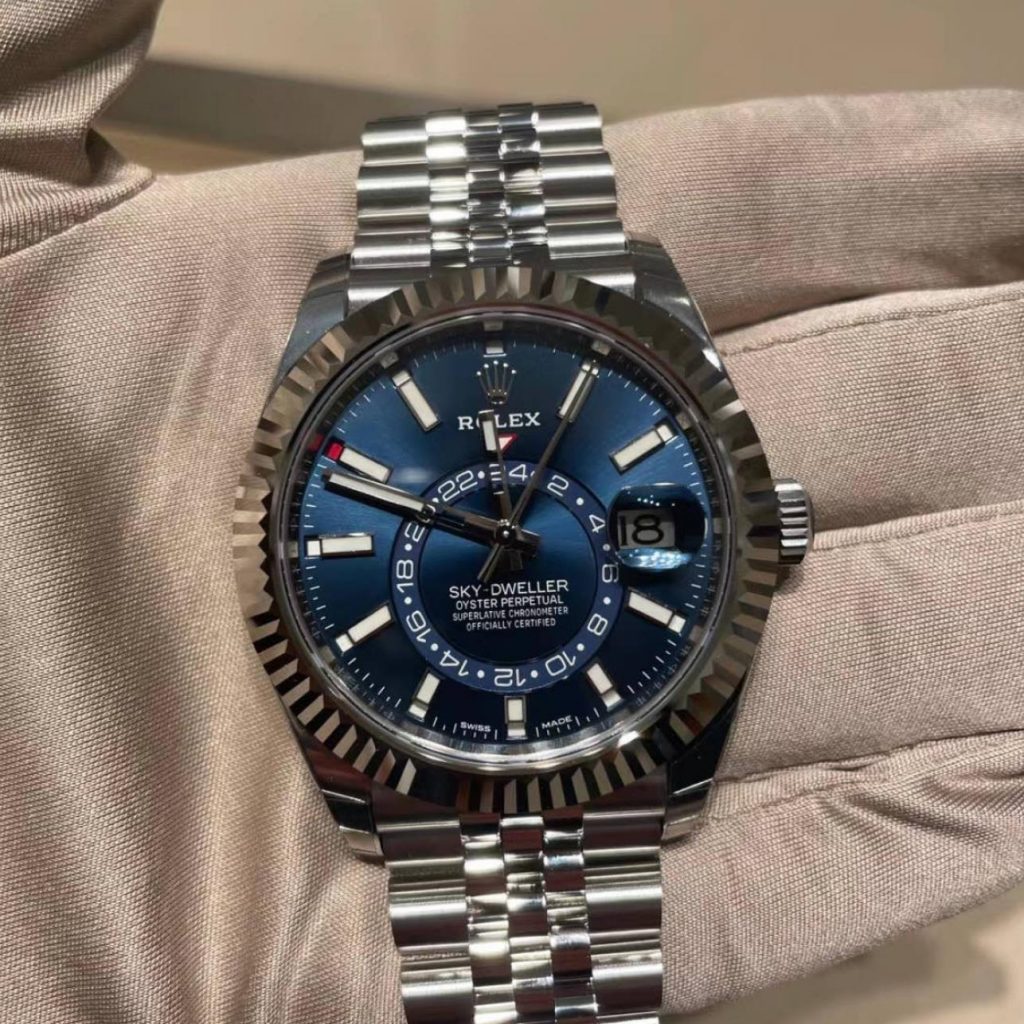 The Oystersteel fake watch has GMT function.